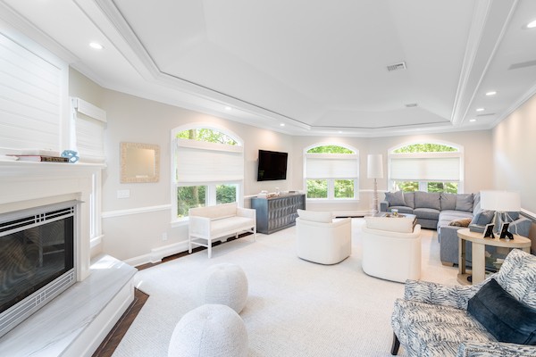 Looking for the perfect balance of chic and modern? With the help of our gorgeous woven wood shades, this stunning living room has it all! Our stunning woven wood shades are customizable to fit your home’s design needs. Choose from our gorgeous array of colors, shapes and sizes to compliment any int