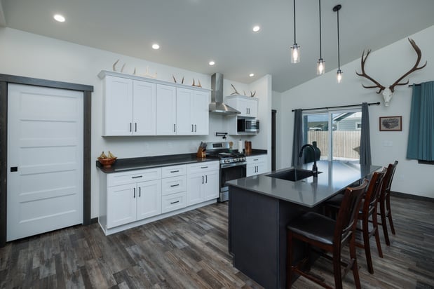Images Jennifer Kelly, Broker and REALTOR