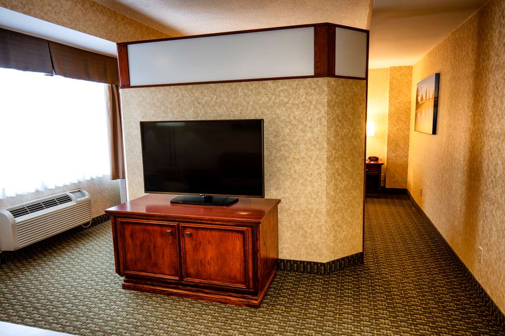 Best Western Voyageur Place Hotel in Newmarket: King Suite 01 tv sitting area
