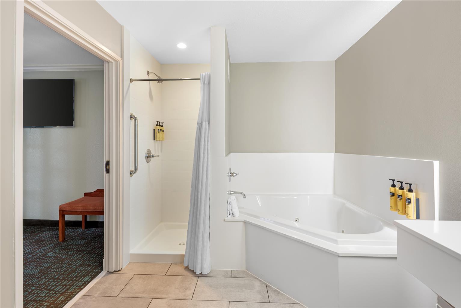 King Suite (Whirlpool and 2 Sofas) Bathroom
