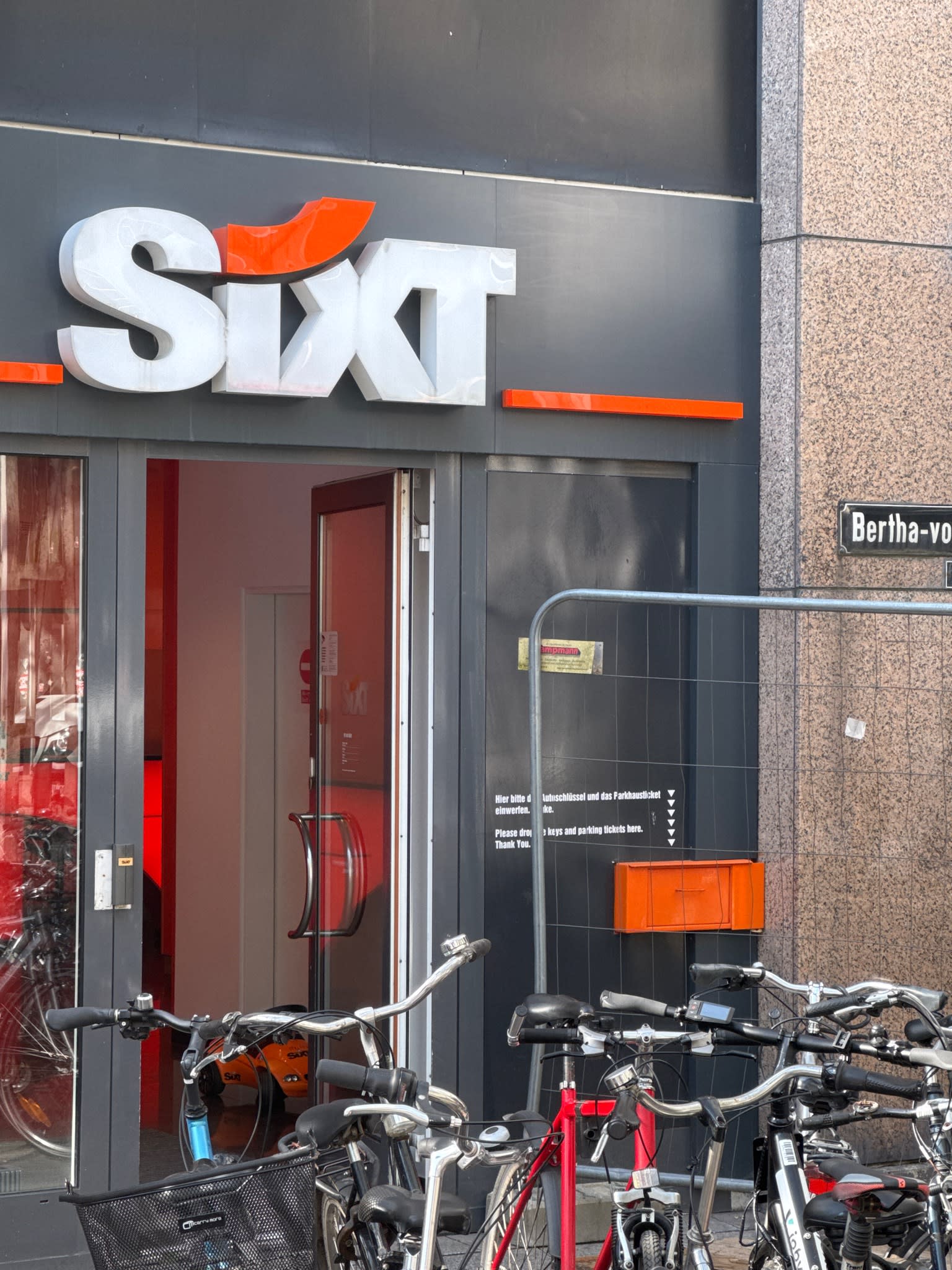 SIXT Autovermietung Düsseldorf Zentrum/HBF, Willi-Becker-Allee 10 in Düsseldorf