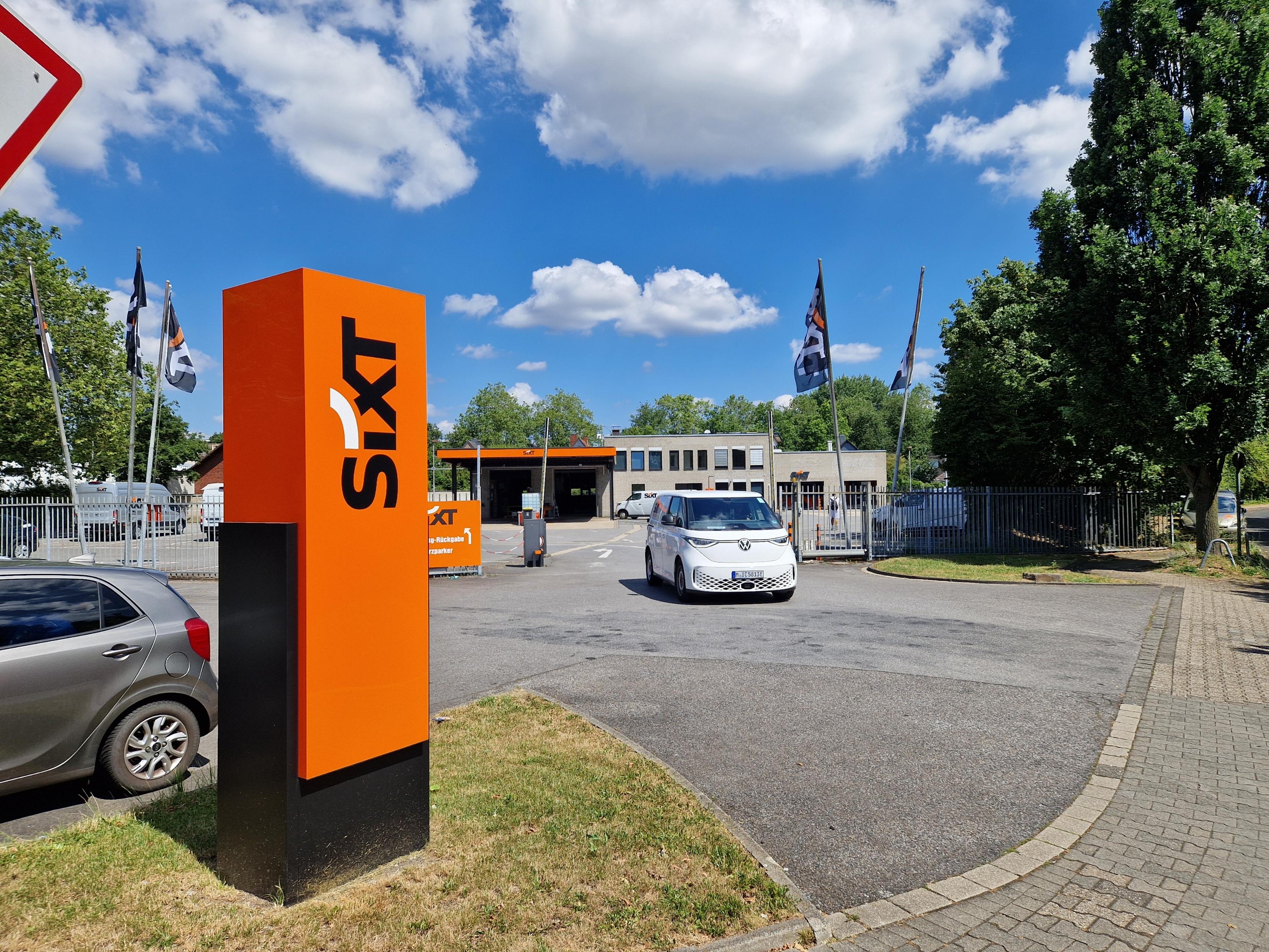 SIXT Truck Center Düsseldorf, Tilde-Klose-Weg 2-4 in Düsseldorf