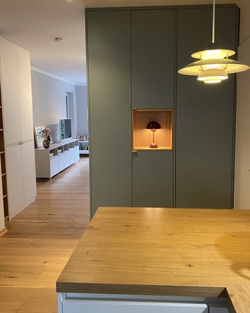 Kennst du das Gefühl, wenn es in deinem Zuhause einfach an Stauraum fehlt? Oft sind es ungenutzte Nischen, verwinkelte Ecken oder Dachschrägen, die Potenzial für mehr bieten, aber herkömmliche Möbel passen einfach nicht. Genau hier kommen unsere maß...