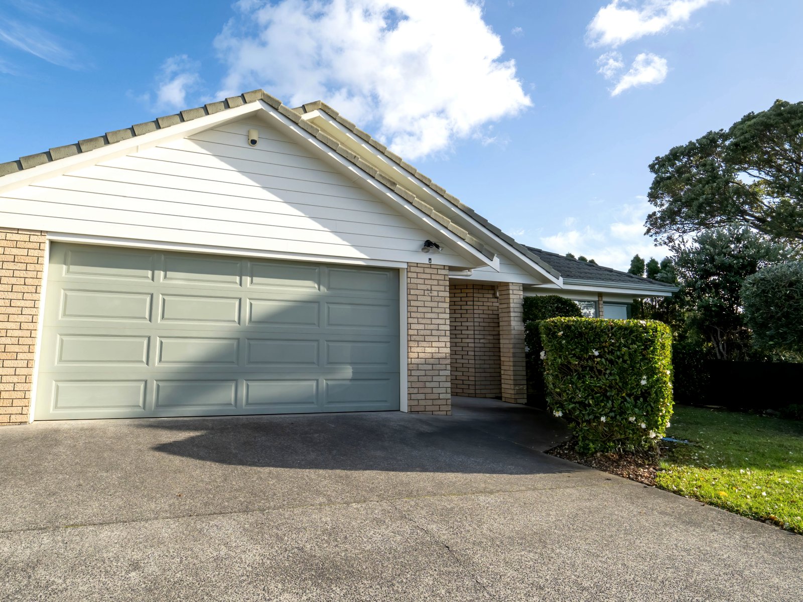Garzonas Overhead Garage Door