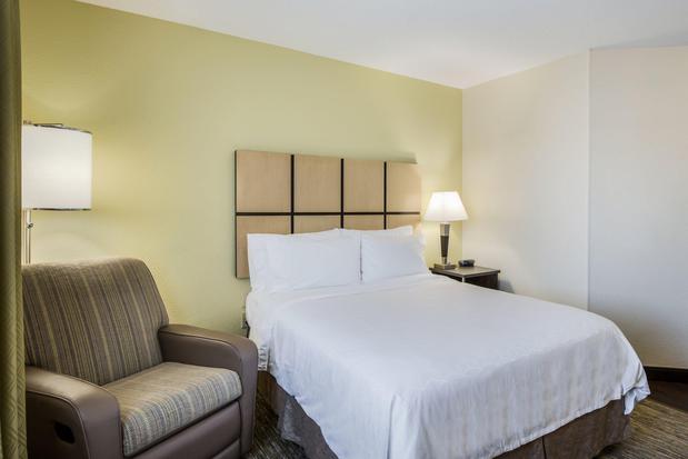 Images Candlewood Suites Virginia Beach Town Center by IHG