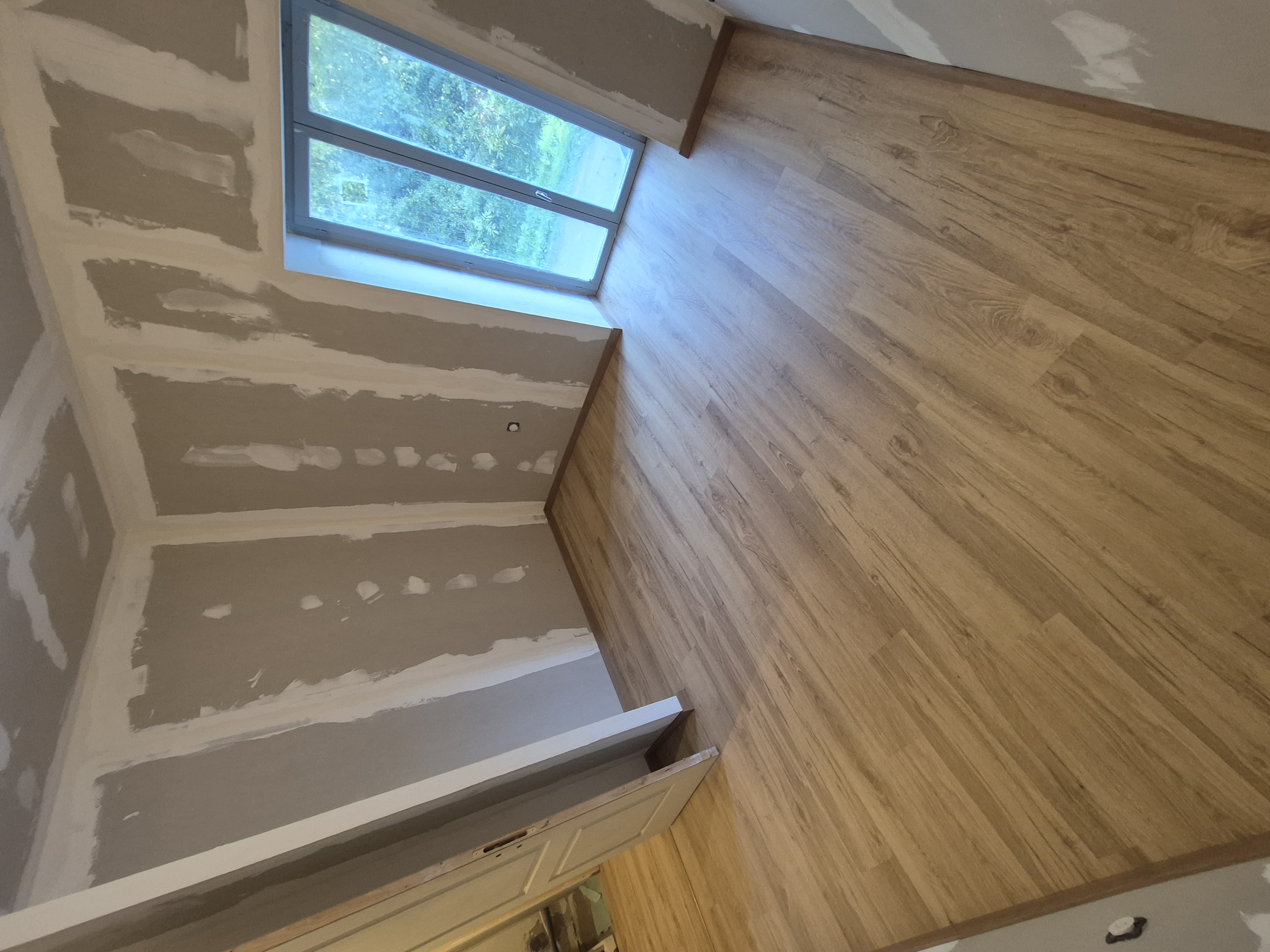 Pose de parquet stratifié flottant avec les plinthes assorti