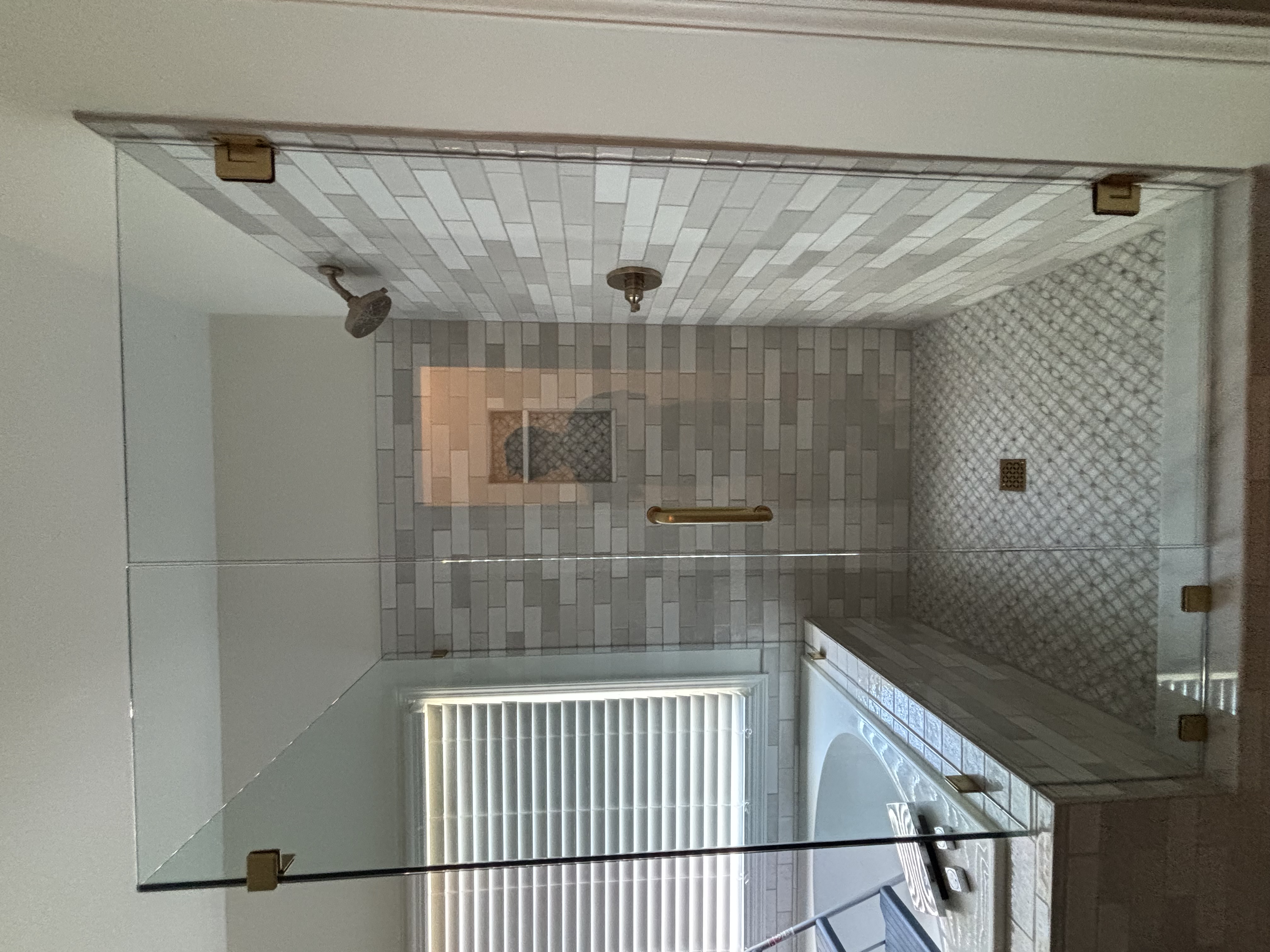 Frameless shower