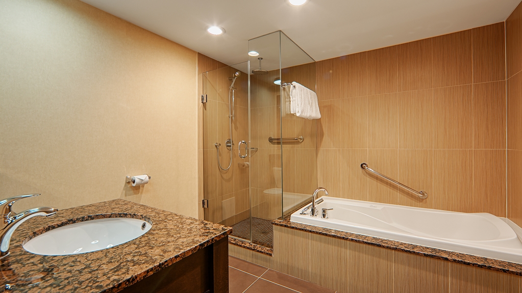 Best Western Voyageur Place Hotel in Newmarket: Guest Bathroom, King Suite (02)
