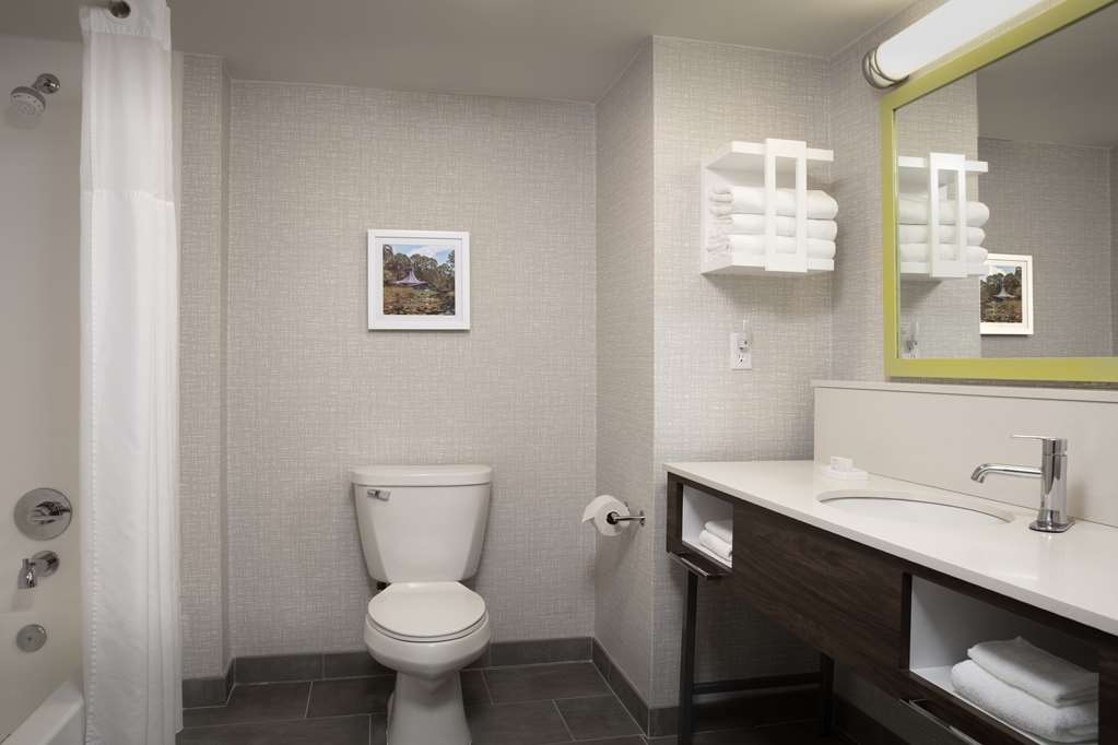 Guest room bath