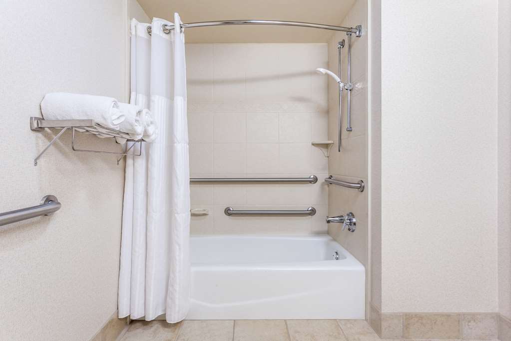 Guest room bath
