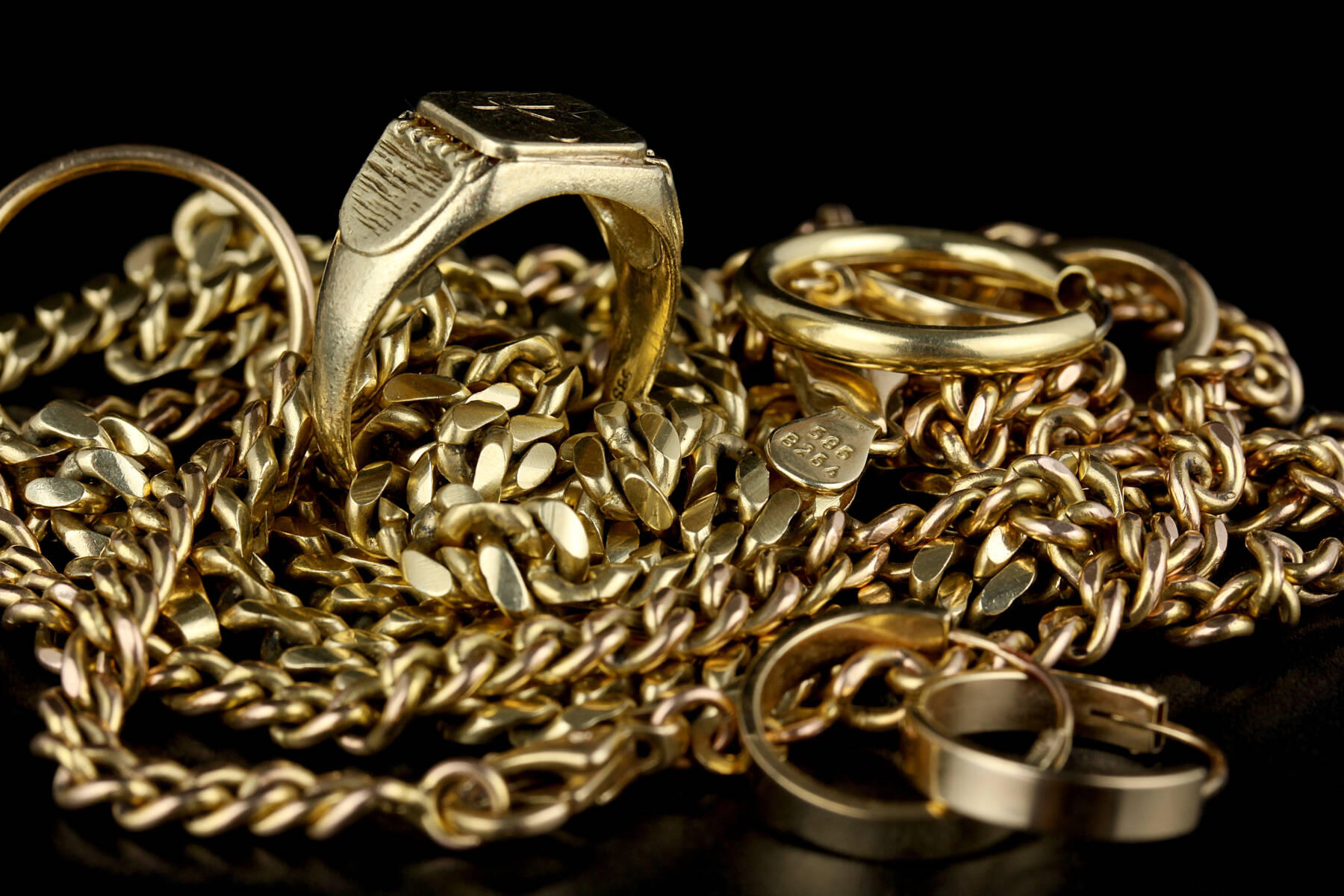 Goldankauf mit GVG Pforzheim - dein Experte für Ankauf von Gold- und Silberschmuck, Münzen, Barren, Uhren und Zahngold.
