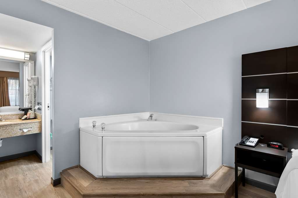 BW SureStay Plus Wilmington DE Jacuzzi