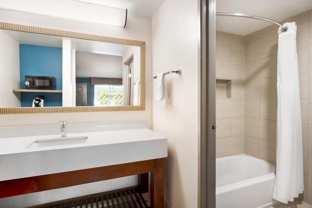 Images Holiday Inn Express Simi Valley by IHG