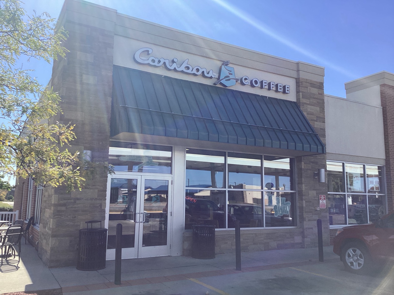 Storefront of the Caribou Coffee at 1001 18th Avenue NW in Austin