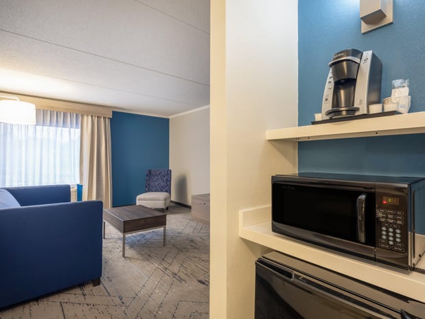 Images Holiday Inn Express & Suites Greensboro-(I-40 @ Wendover) by IHG