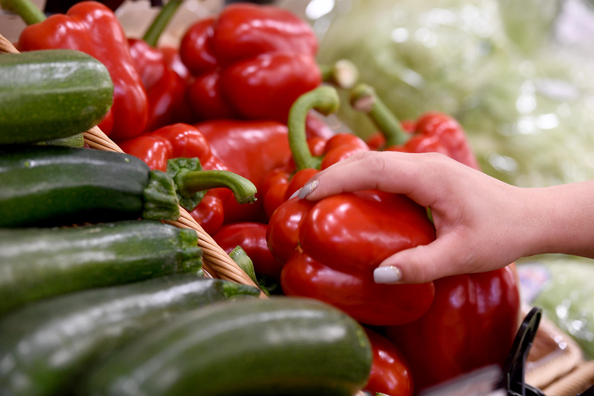 Obst- und Gemüseabteilung
Unser Obst und Gemüse werden täglich erntefrisch von EDEKA, sowie von unseren regionalen Lieferanten aus der Umgebung angeliefert.