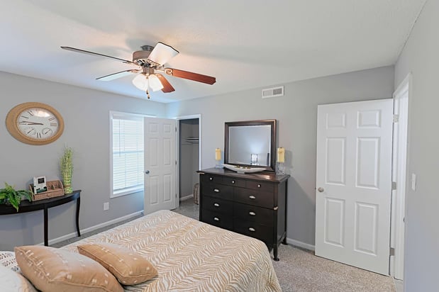 Images Lindsey Manor Apartments