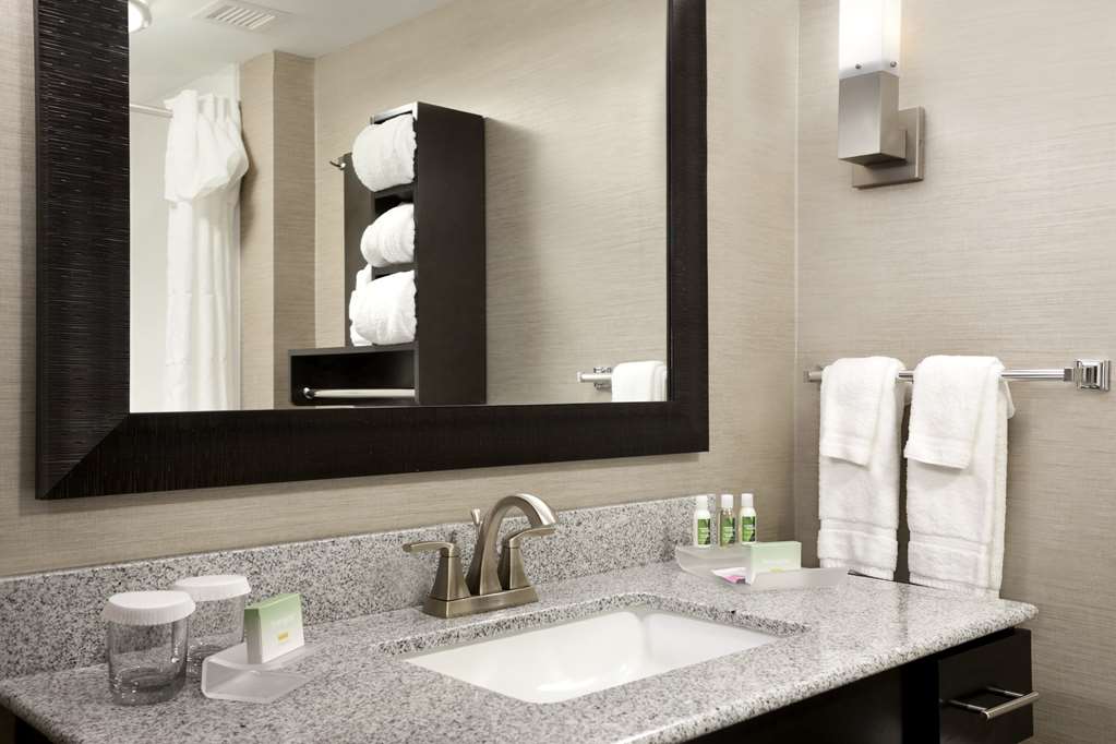 Guest room bath Homewood Suites by Hilton Columbus/OSU, OH Columbus (614)488-1500