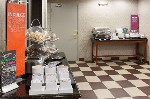 Images Hampton Inn & Suites Cedar Rapids - North