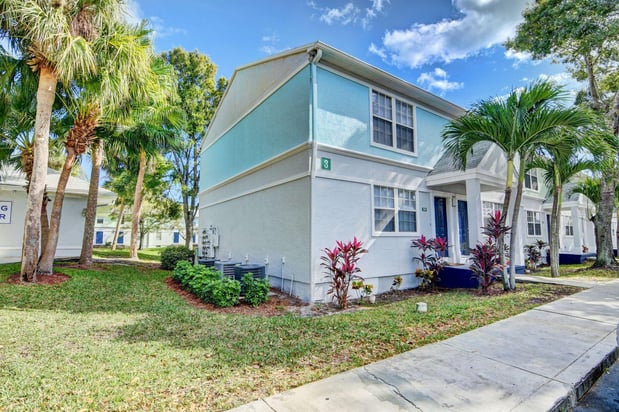 Images Oakwood Townhomes: Lake Worth FL Apartments