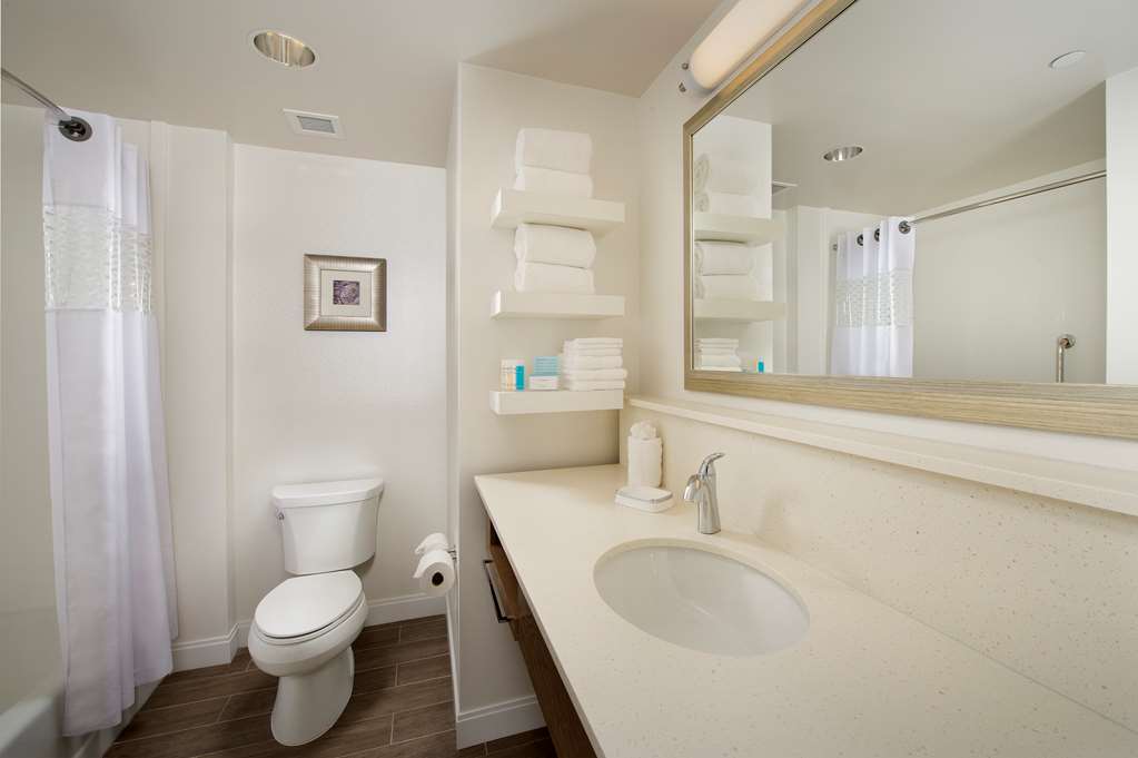 Guest room bath
