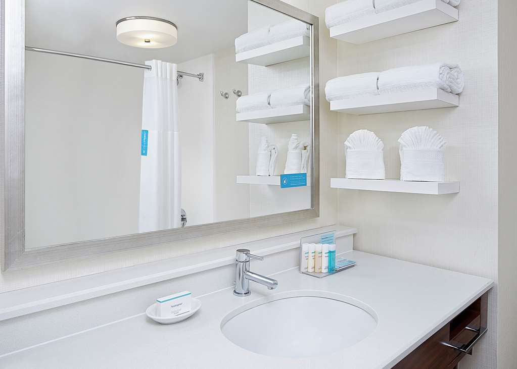 Guest room bath