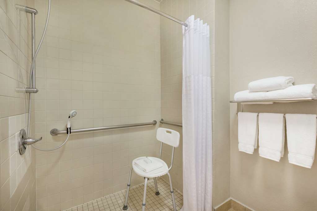 Guest room bath