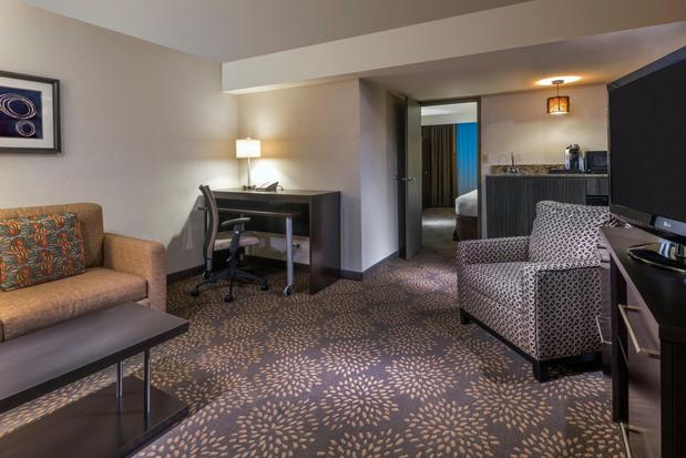 Images Holiday Inn & Suites Phoenix Airport North by IHG