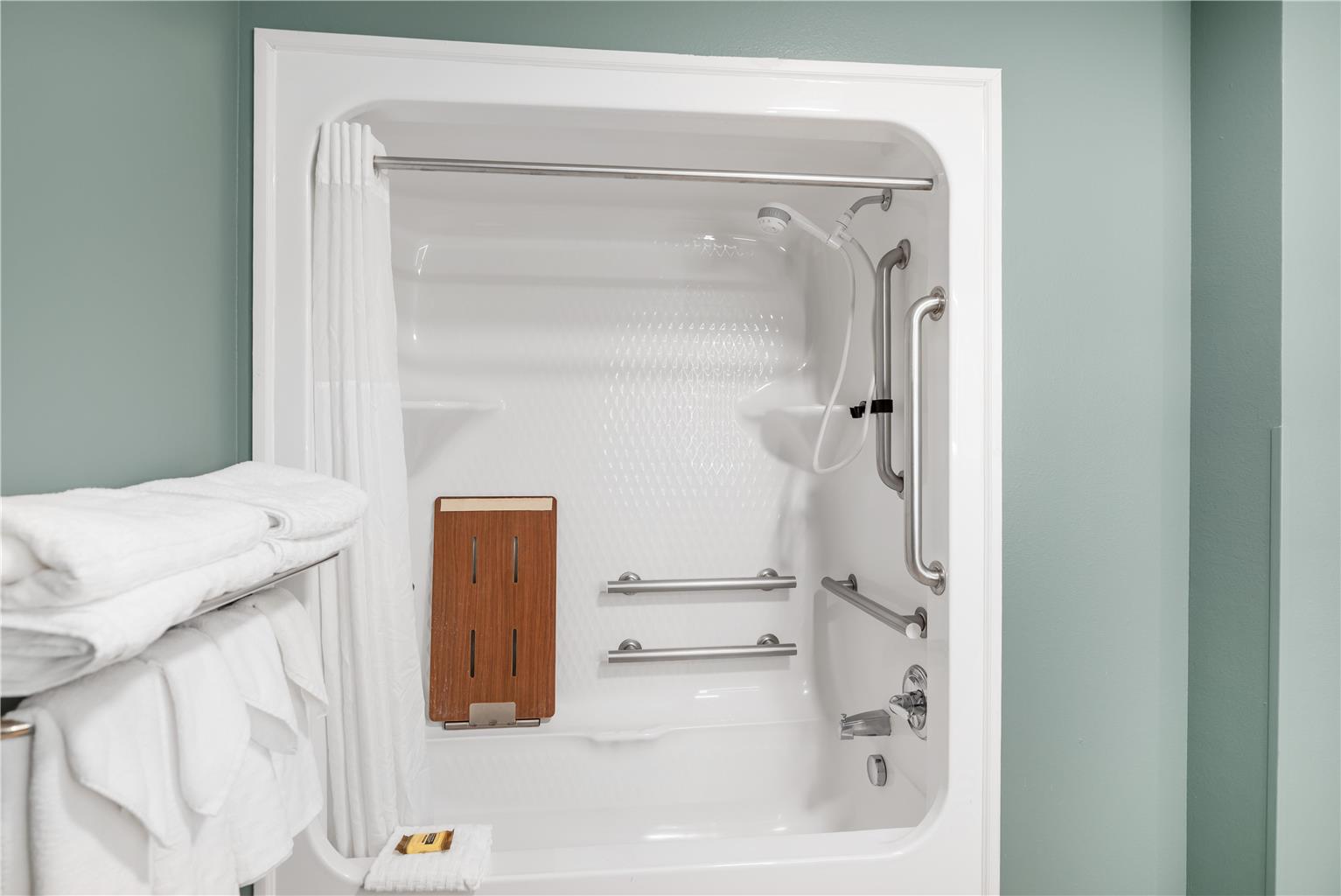 ADA - 2 Queen Beds w/ Bathtub