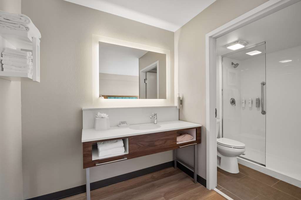 Guest room bath
