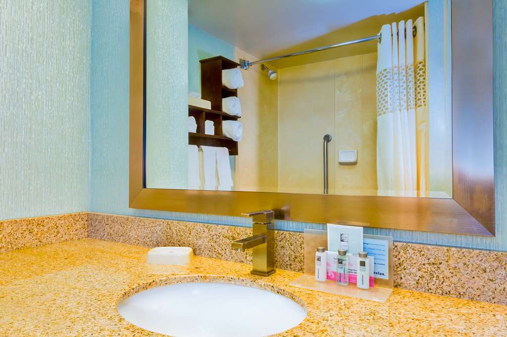 Guest room bath