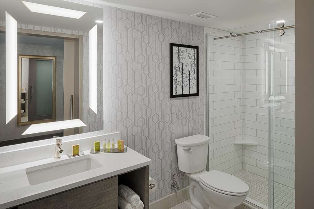 Guest room bath