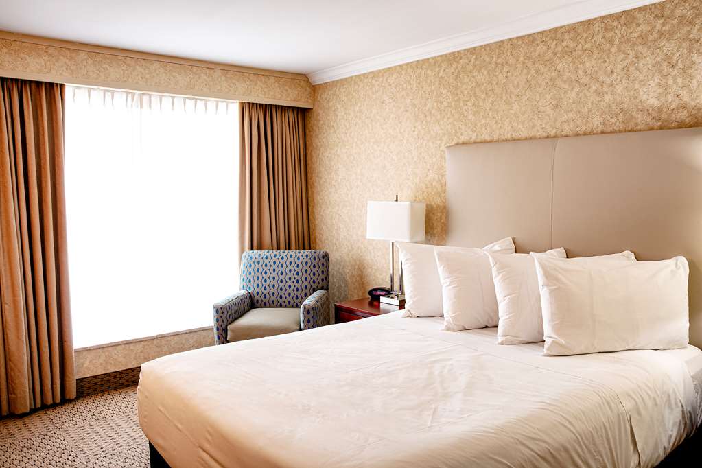 Best Western Voyageur Place Hotel in Newmarket: Queen Room Kitchenette