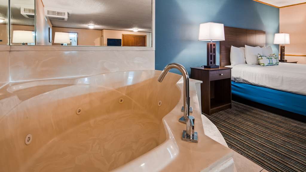 King Bed Suite w/ Whirlpool Tub