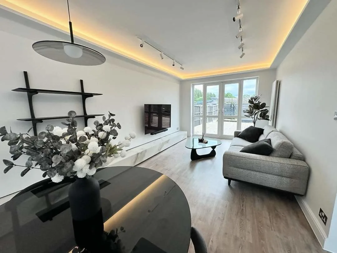 Images Ivo & Tina HK Service Ltd