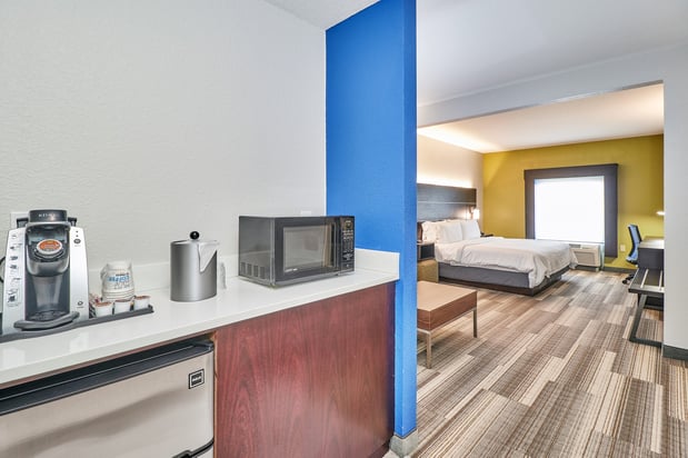 Images Holiday Inn Express & Suites Clearwater/US 19 N by IHG