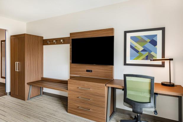 Images Holiday Inn Express & Suites Lincoln Downtown by IHG