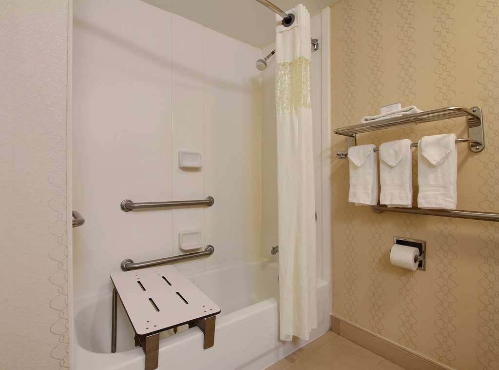 Guest room bath