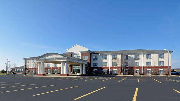 Images Holiday Inn Express & Suites Fort Atkinson, an IHG Hotel
