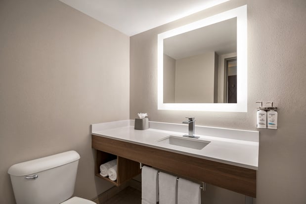 Images Holiday Inn Express & Suites Fredericksburg by IHG