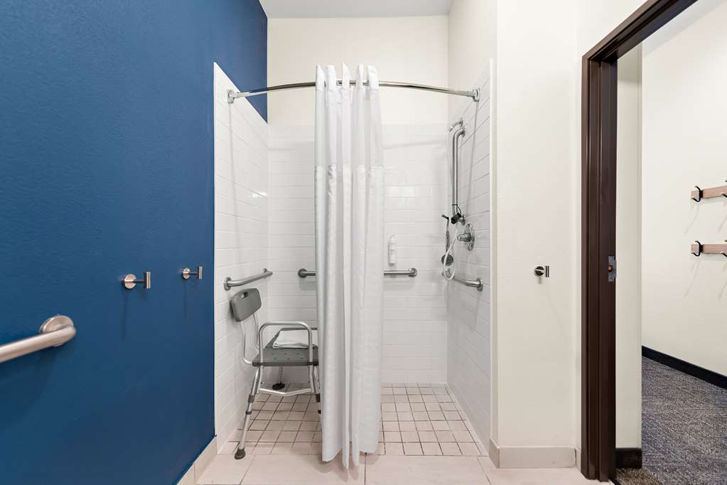 Guest room bath