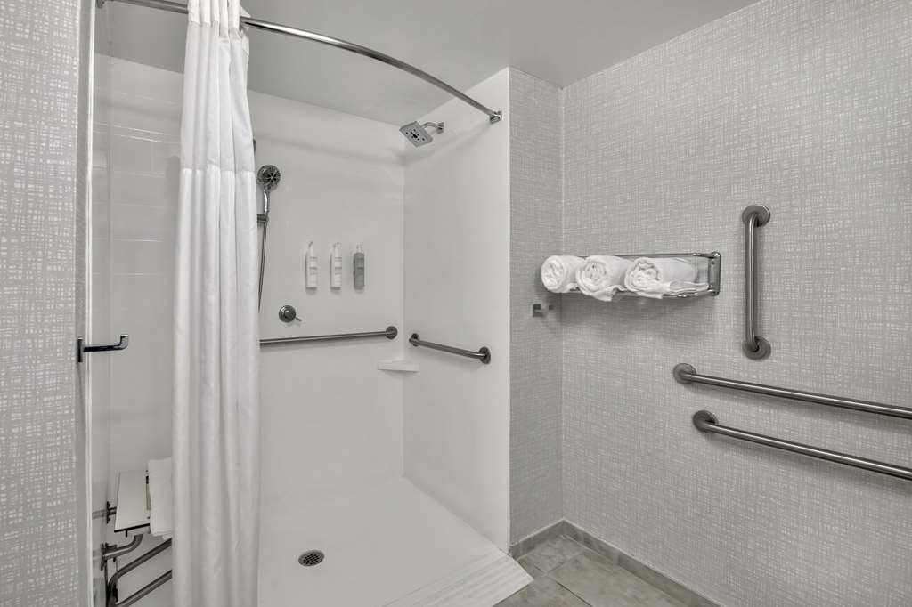 Guest room bath