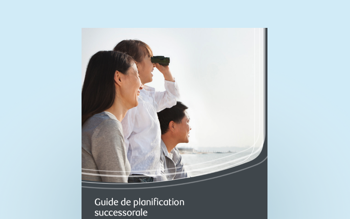 Couverture du Guide de planification successorale, avec une famille utilisant des jumelles près d’un plan d’eau.