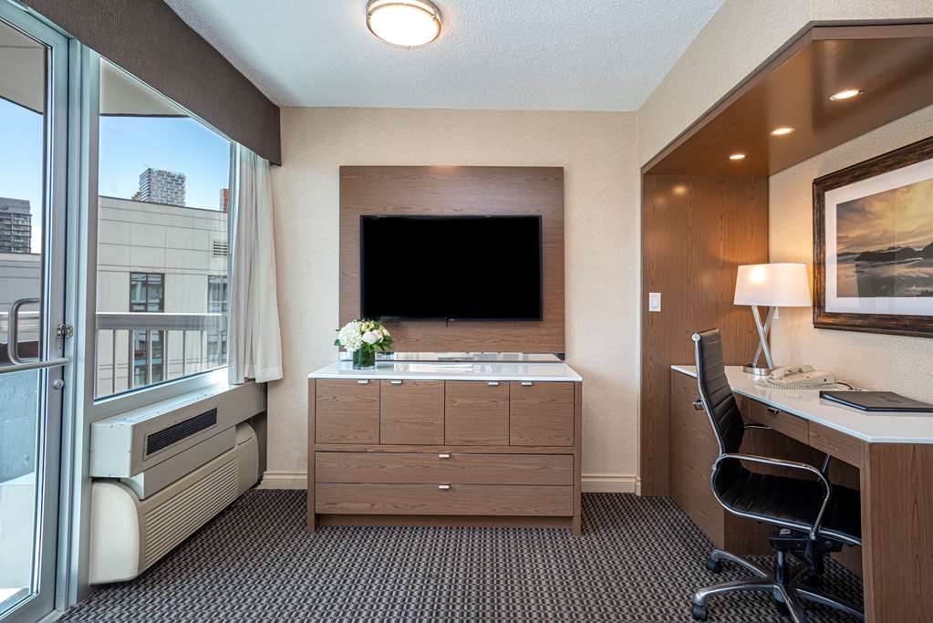 Best Western Premier Chateau Granville Hotel & Suites & Conf. Centre in Vancouver: Suite Two Double Beds Work Station