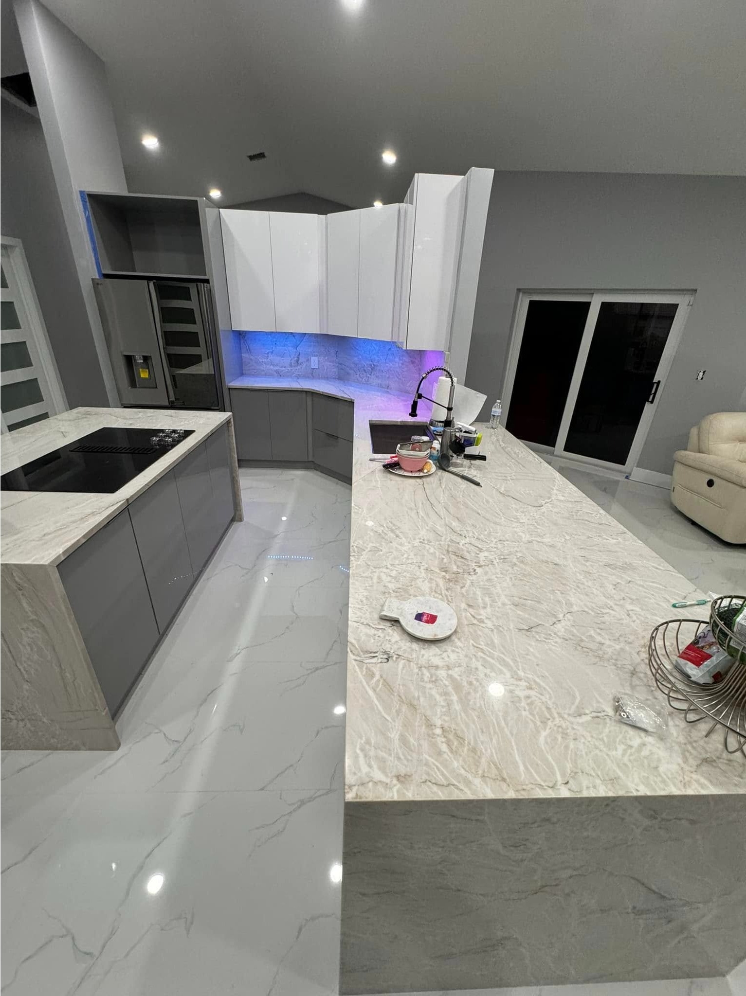 Remodelación de cocina de concepto abierto de lujo con encimeras de mármol de vetas beige, gabinetes 