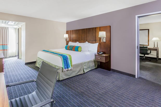 Images Holiday Inn & Suites Oklahoma City North by IHG