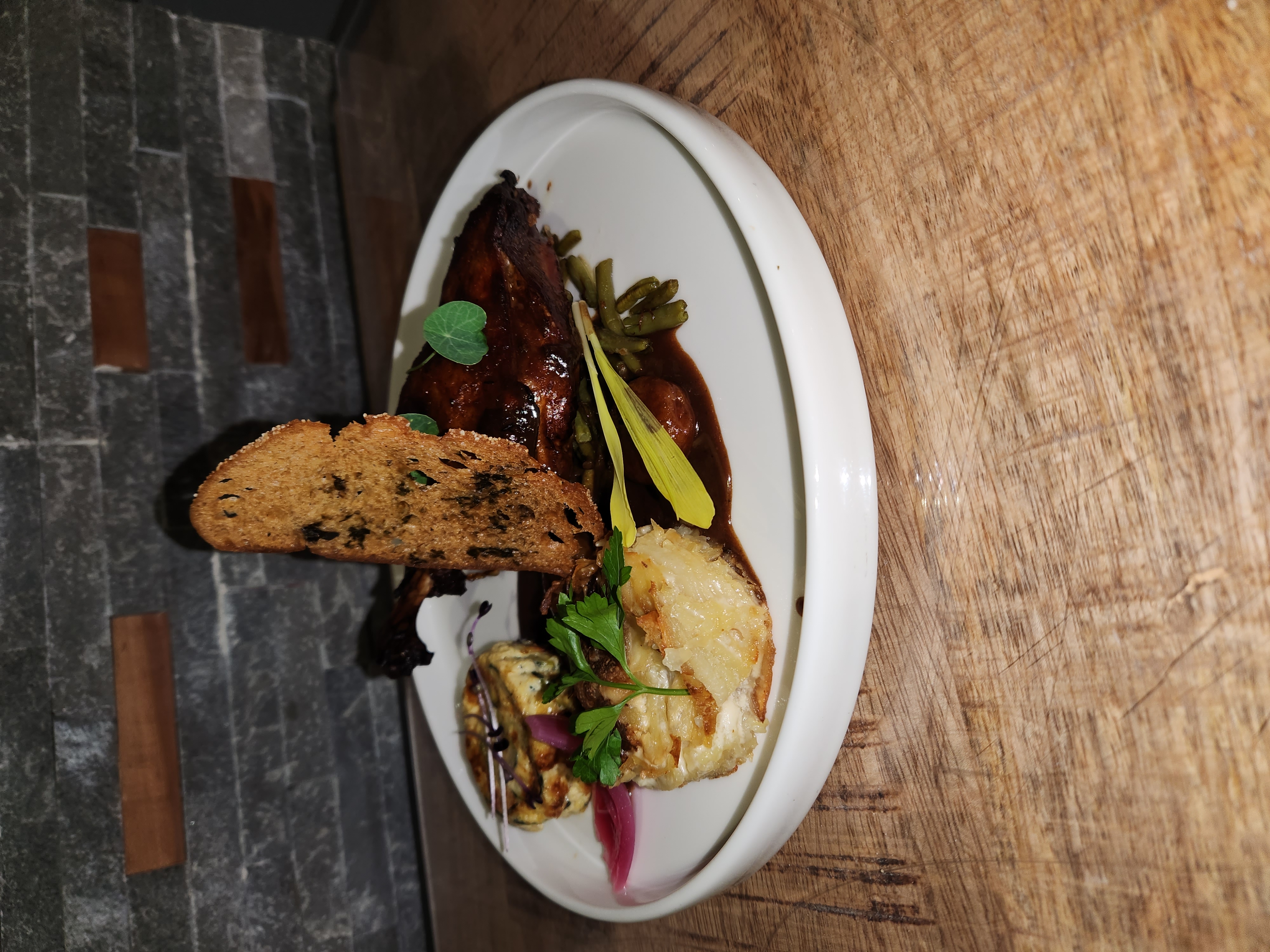 Cuisse de canard confiture, sauce au poivre vert. Cuisse de canard confiture, sauce au poivre vert.