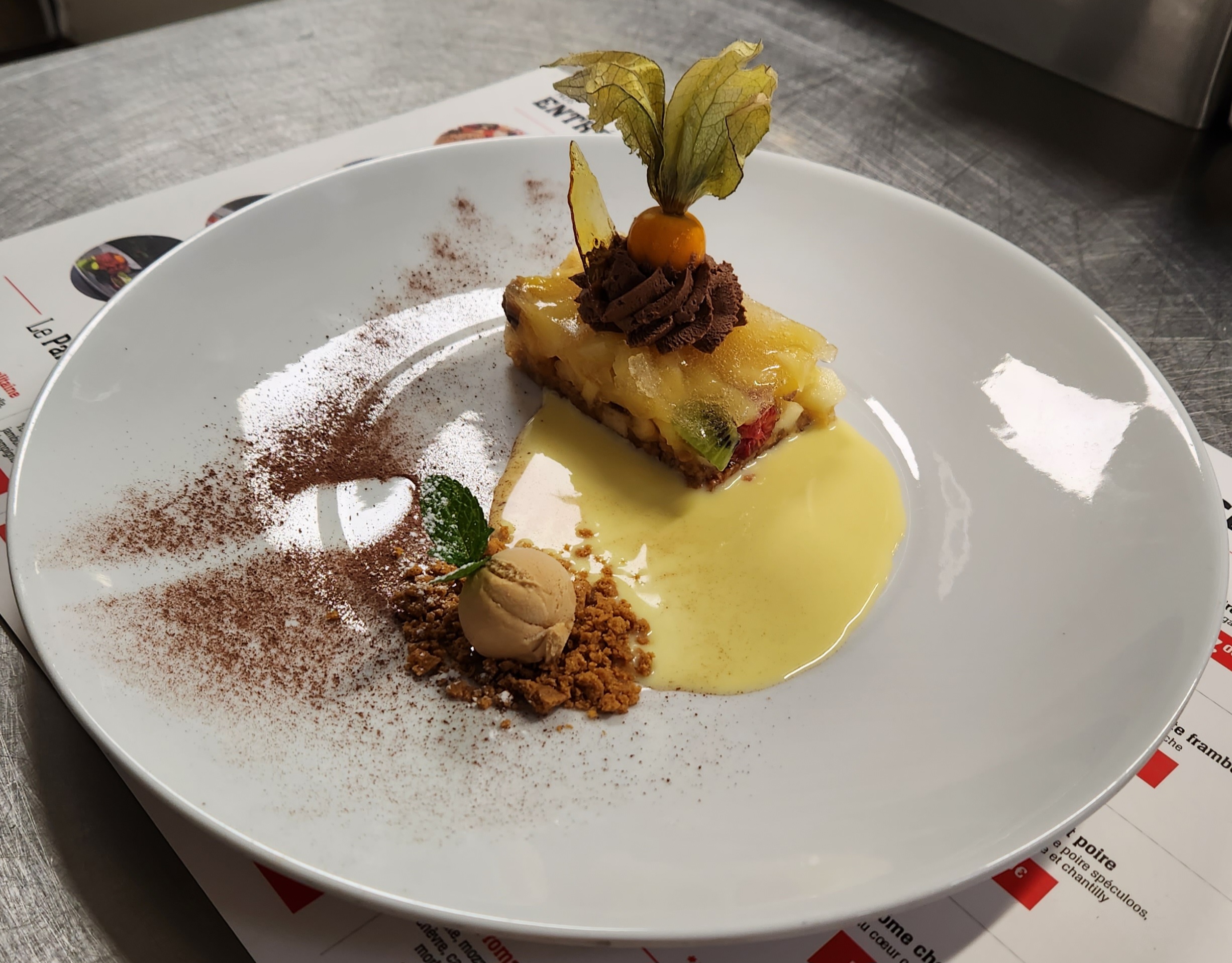 Croustillant de fruits rouges aux poires et mousse chocolat. Croustillant de fruits rouges aux poires et mousse chocolat.