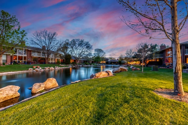 Images Nicole Wadsworth, Realtor