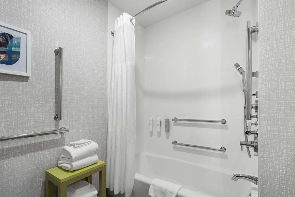 Guest room bath